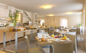 Desayuno buffet todos los días (con cargo)