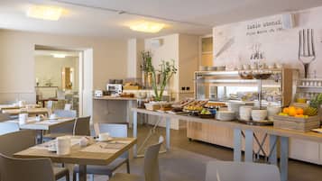 Tägliches Frühstücksbuffet gegen Gebühr