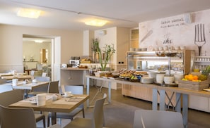 Tägliches Frühstücksbuffet gegen Gebühr
