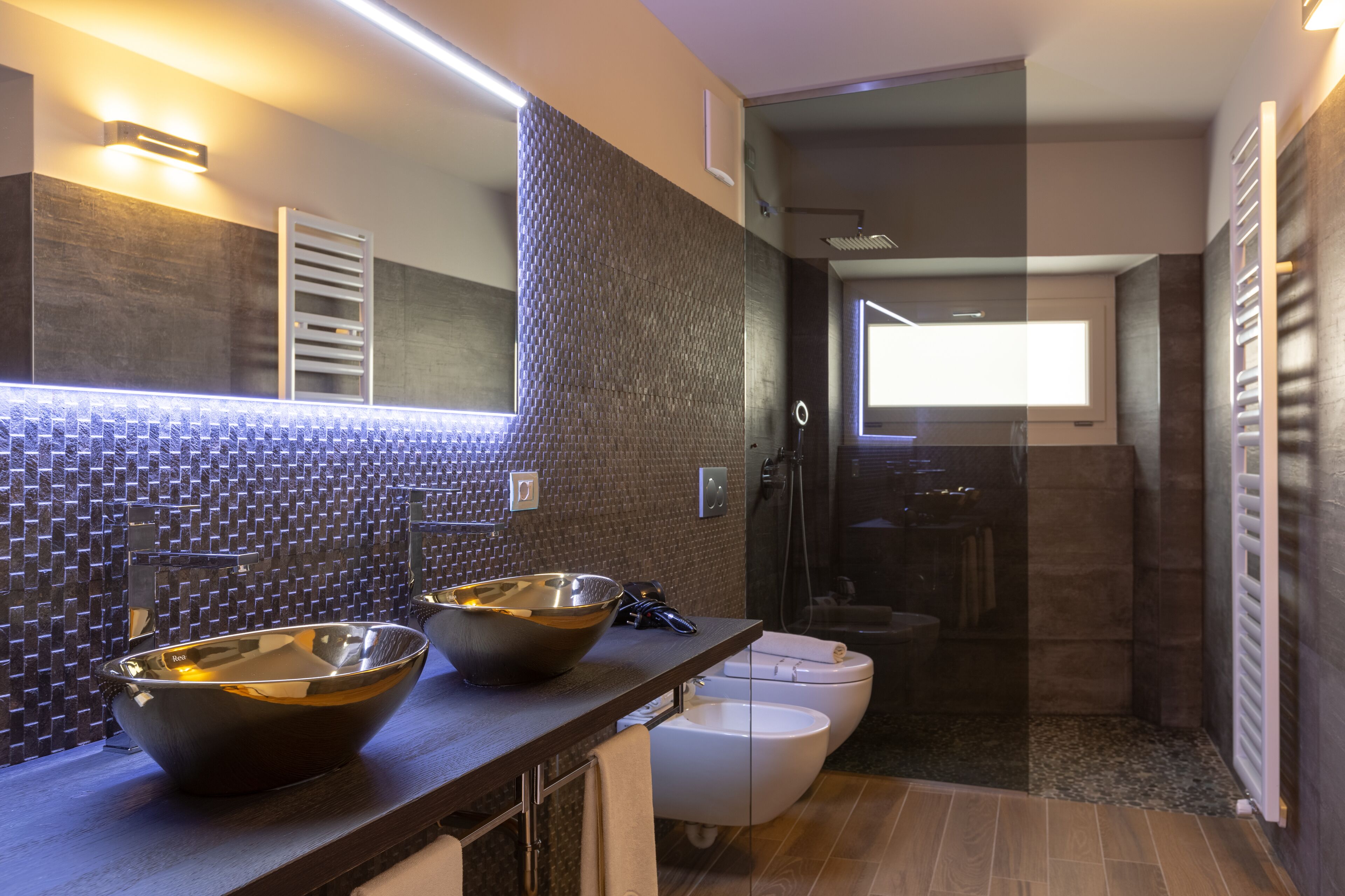 junior suite | bathroom | free toiletries, hair dryer, bidet, towels