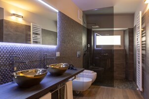 Artículos de tocador gratuitos, secador de pelo, bidet, toallas