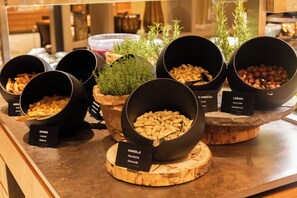 朝食 (ビュッフェ)、毎日提供 (無料)