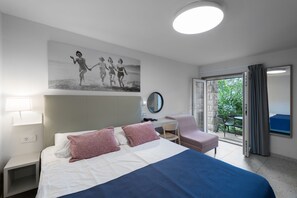 Standard-Doppelzimmer, Terrasse | Minibar, Zimmersafe, Schreibtisch, Babybetten