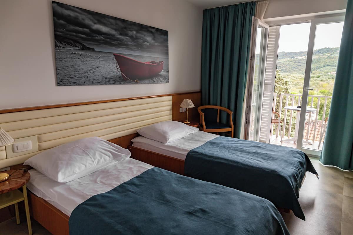 Chambre Double Standard | Minibar, coffres-forts dans les chambres, bureau