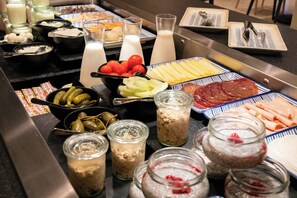 Un bufé con diferentes alimentos y salsas.