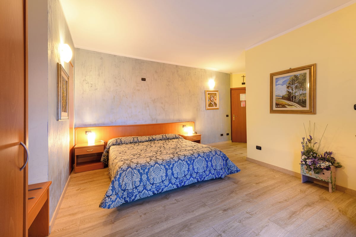1 bedroom, individually decorated, individually furnished