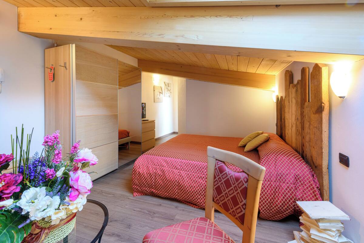 Loftsleilighet – deluxe, 1 soverom, privat bad, tårn (No Elevator) | Blendingsgardiner, wi-fi (inkludert) og individuelt dekorert