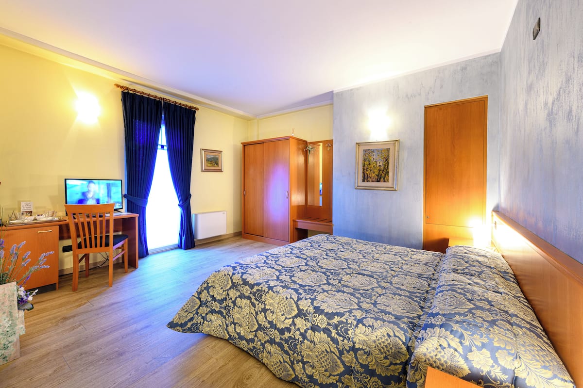 1 bedroom, individually decorated, individually furnished