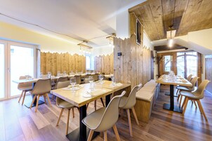 Serviço de jantar, culinária italiana, restaurante ao ar livre 