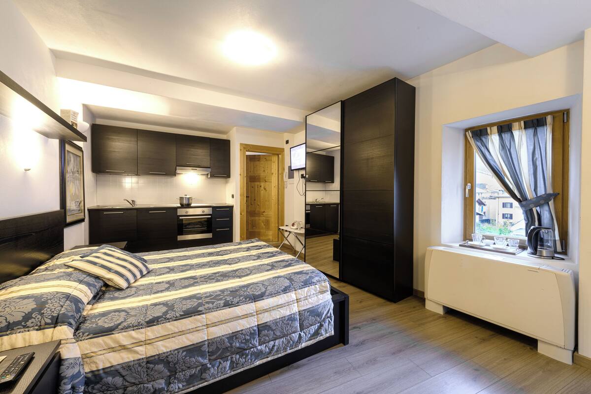 Studio – superior, 1 queensize-seng, ikke-røyk, kjøkken (No Elevator) | Blendingsgardiner, wi-fi (inkludert) og individuelt dekorert