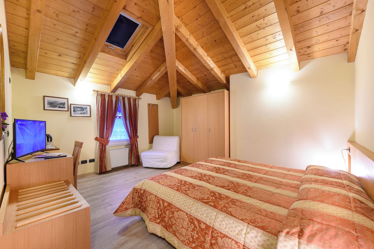 Superior Double Room, Private Bathroom (Elevator)