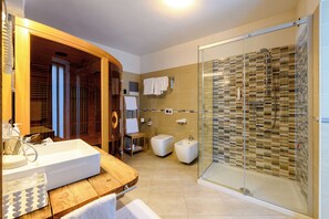 Suite clásica (No Elevator) | Baño | Regadera, regadera tipo lluvia, amenidades de baño ecológicas 
