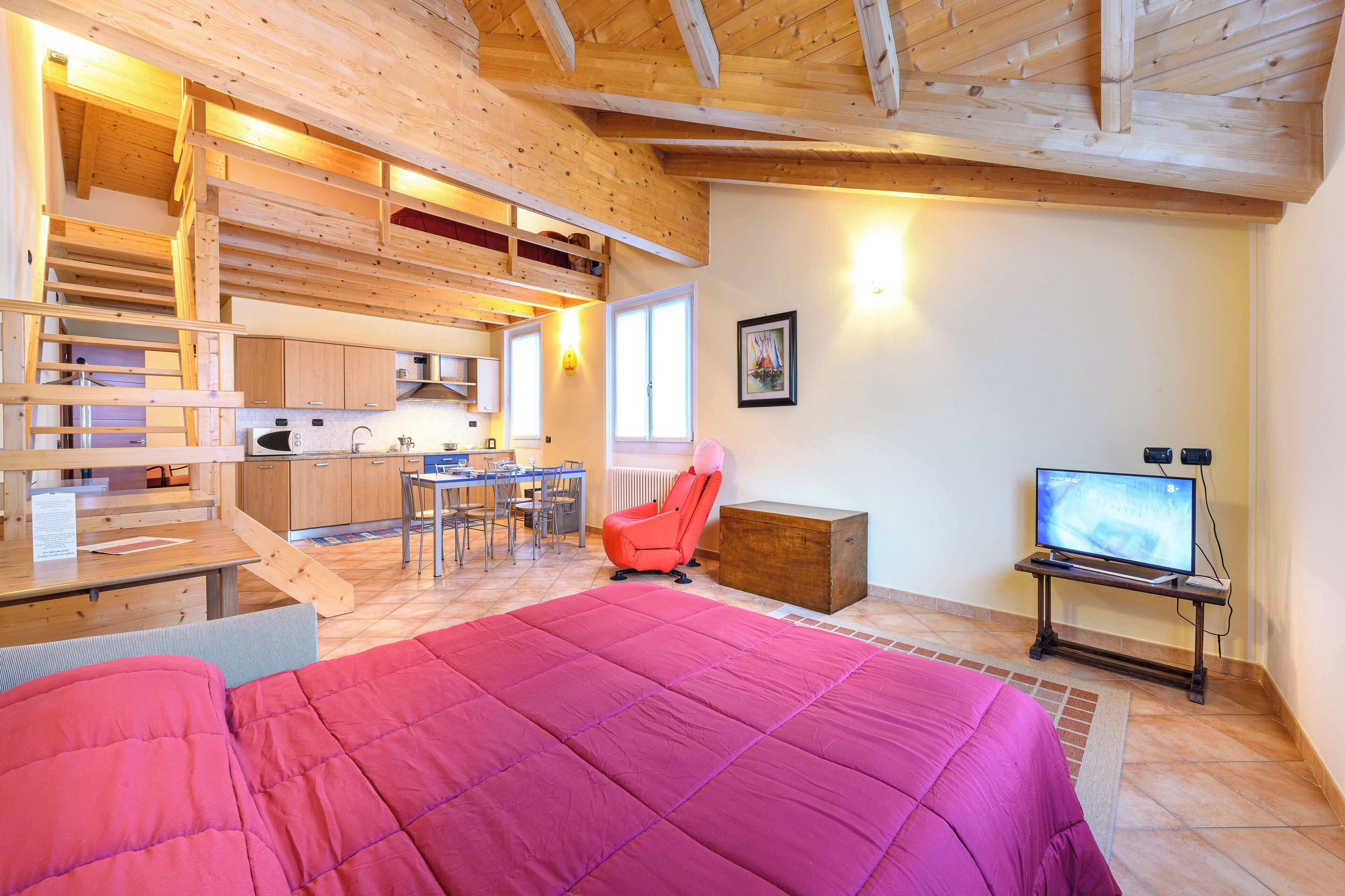 Deluxe-Apartment | Wohnbereich | 32-Zoll-Flachbildfernseher mit Digitalempfang, Fernseher