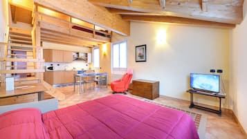 Deluxe-Apartment | Wohnbereich | 32-Zoll-Flachbildfernseher mit Digitalempfang, Fernseher