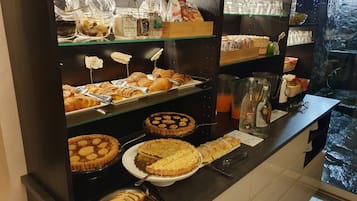 Svédasztalos reggeli mindennap (fejenként EUR 9 áron)