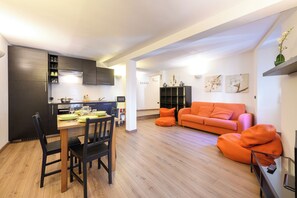 Deluxe-Apartment, 1 Queen-Bett, Kochnische, Bergseite (No Elevator) | Wohnbereich