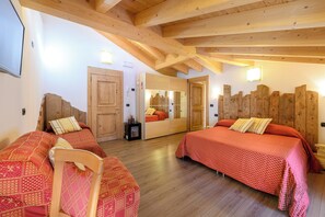 Penthouse Deluxe, 1 chambre, salle de bains privée, dans la tour (No Elevator) | 1 chambre, décoration personnalisée, ameublement personnalisé