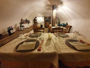 Dinner served, Italian cuisine, alfresco dining  - Garni le Corti (Grosotto)