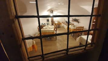 Makan malam dihidangkan, masakan Itali, tempat makan di kawasan terbuka