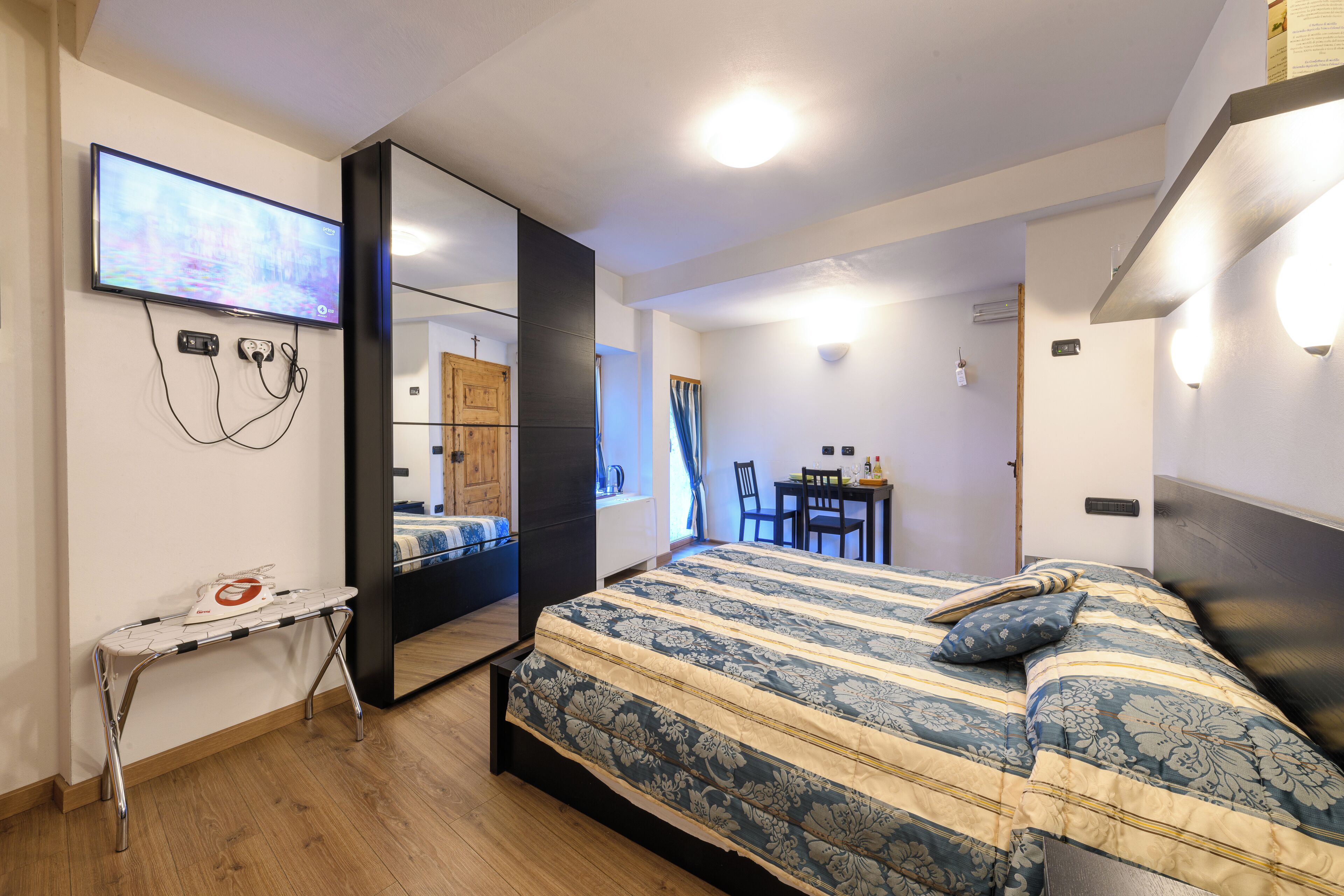 superior studio, 1 queen bed, non smoking, kitchen (no elevator) | 1 bedroom, individually decorated, individually furnished