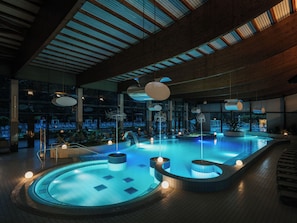 2 outdoor pools, pool loungers