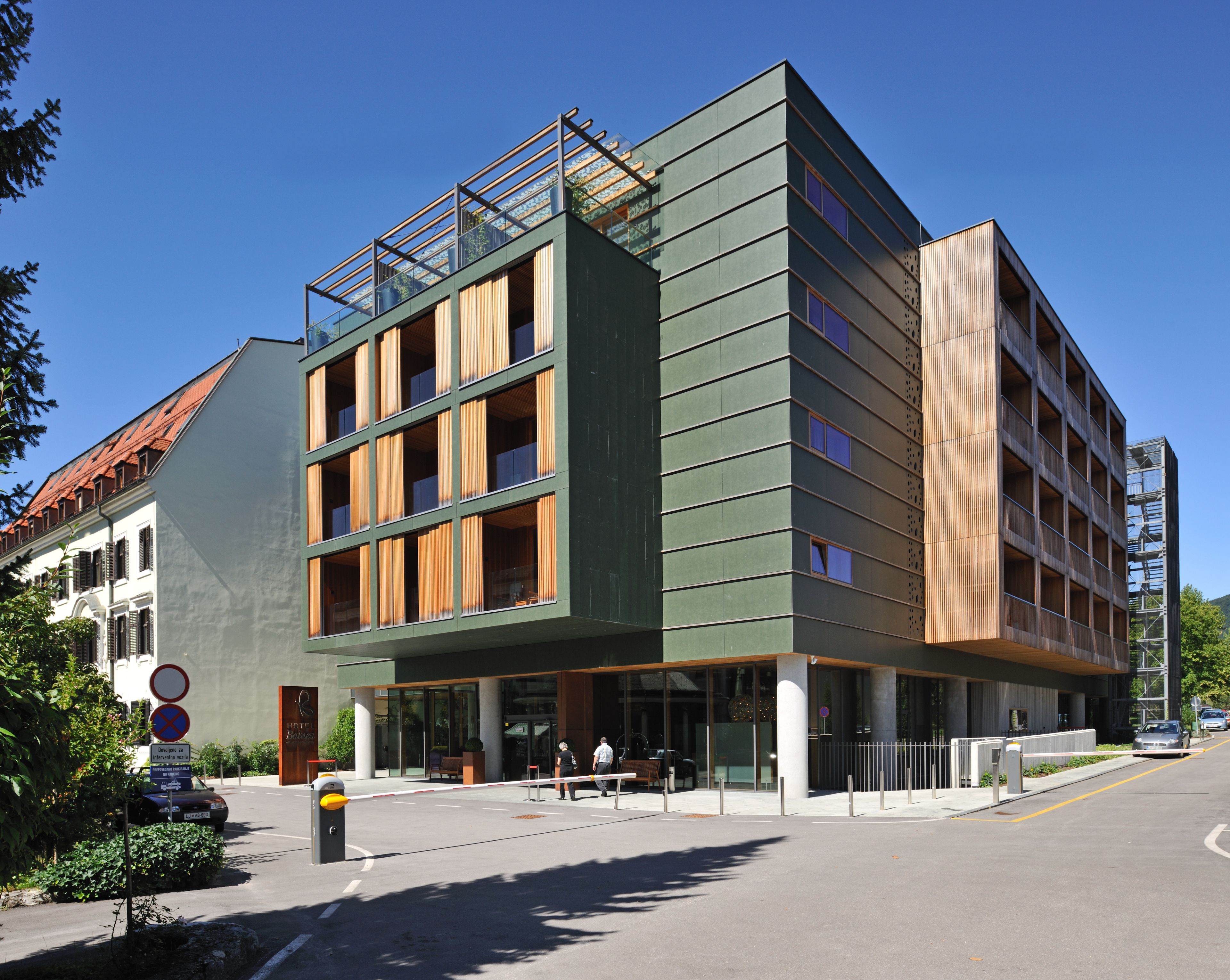 Pintu masuk properti