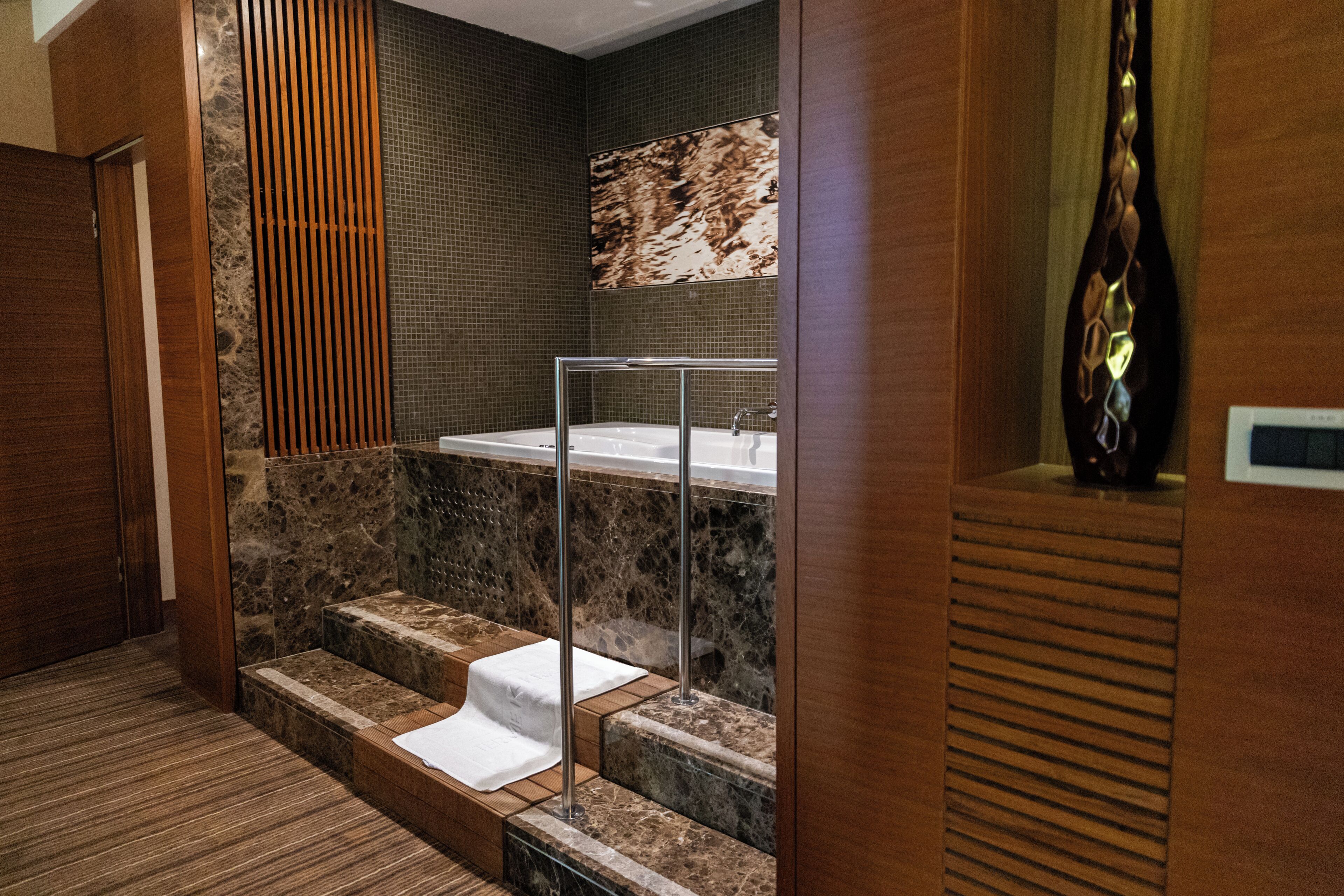 suite, balcony | hypo-allergenic bedding, minibar, in-room safe, desk