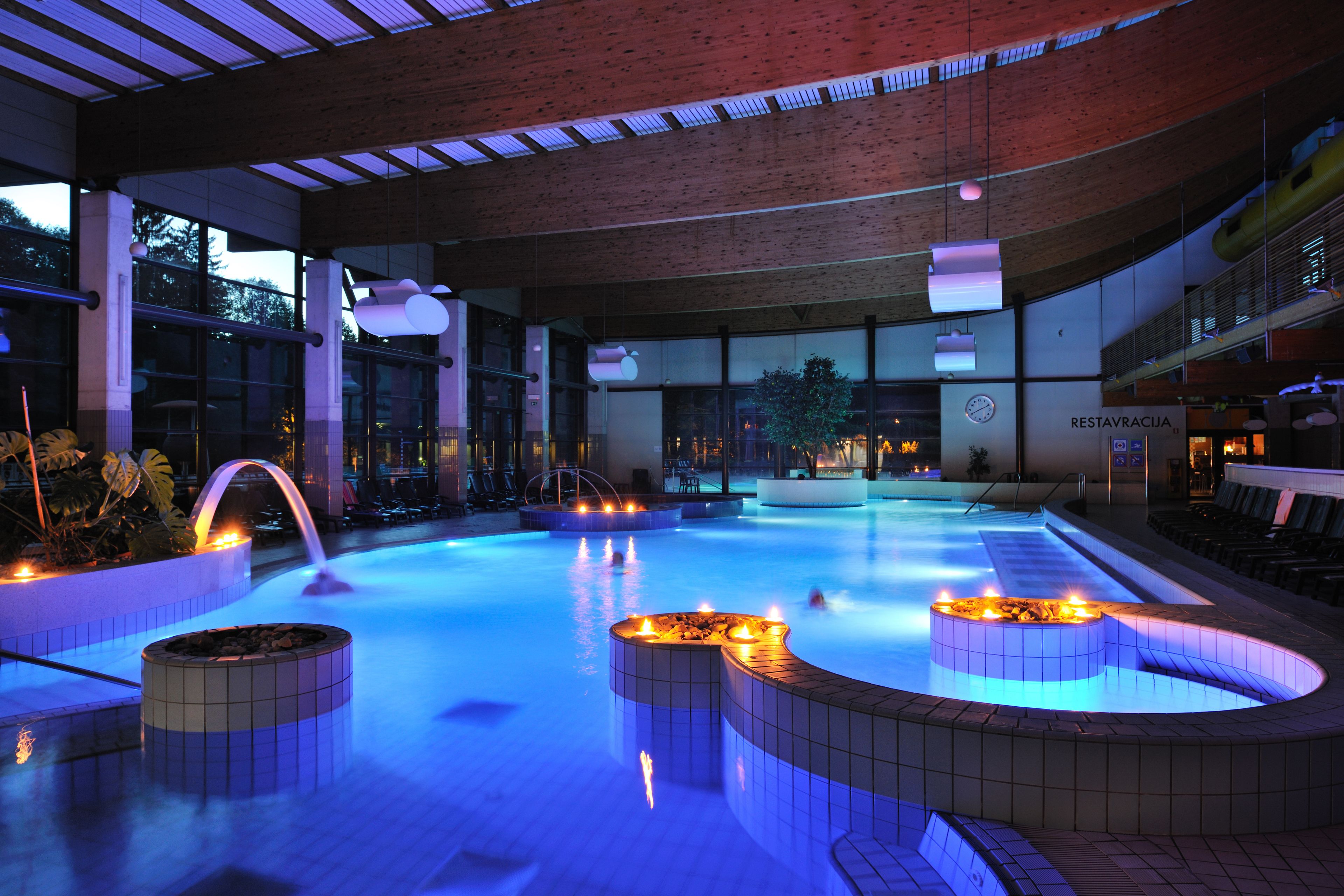 2 outdoor pools, pool loungers