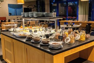 Desayuno de autoservicio diario (EUR 19 por persona)