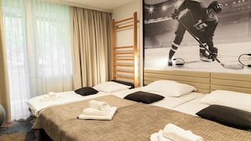 Superior kamer, 1 twee- of 2 eenpersoonsbedden, balkon | Een minibar, een kluis op de kamer, een bureau, babybedden