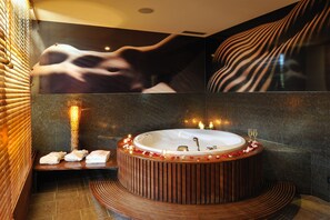 Behandlungsräume für Paare, Sauna, Whirlpool, Dampfbad