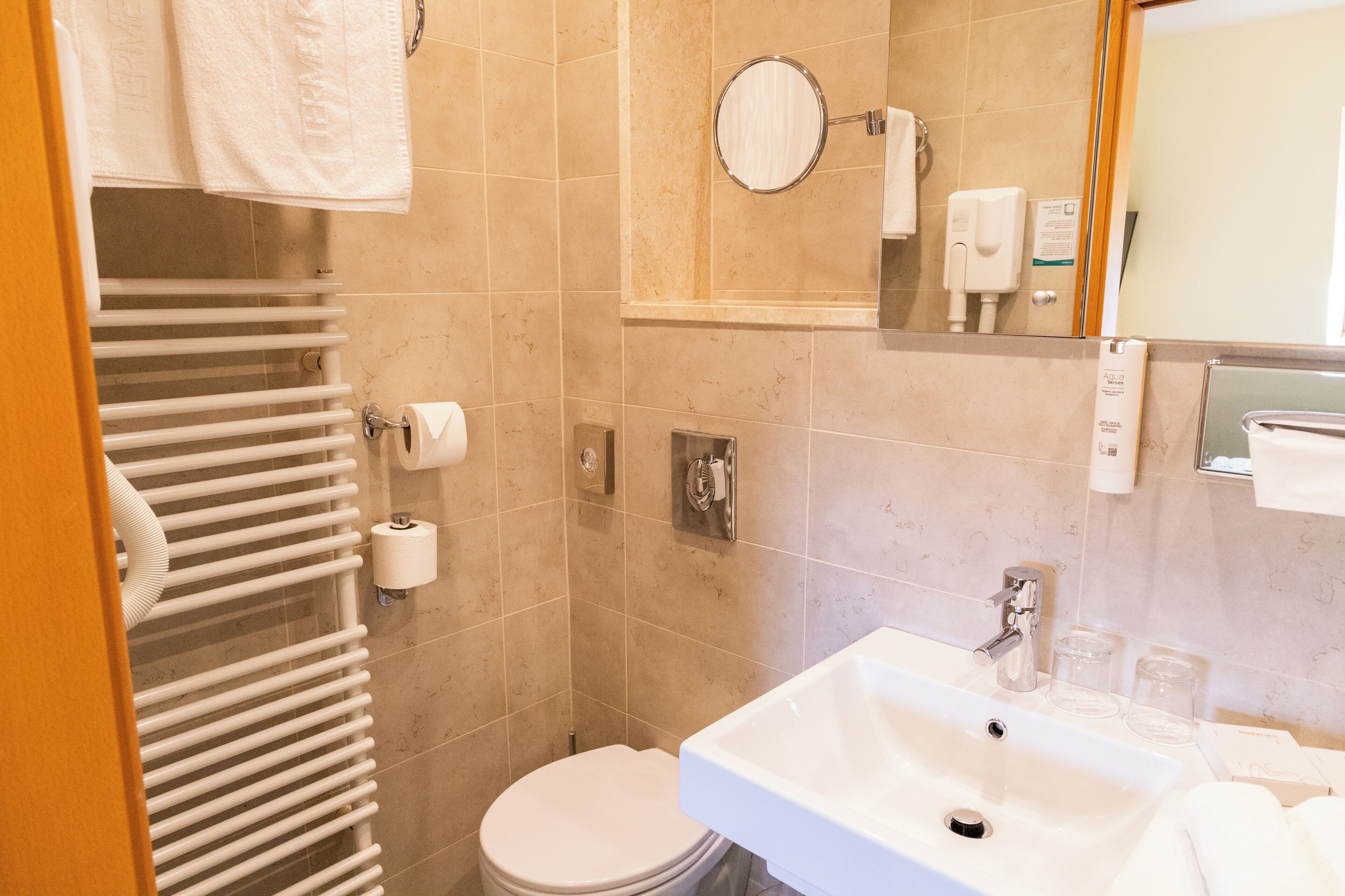 standard double room | bathroom | free toiletries, hair dryer, bathrobes, towels