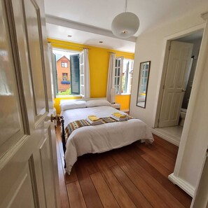 Basic-Doppelzimmer, 1 Doppelbett | Zimmersafe, kostenloses WLAN, Bettwäsche