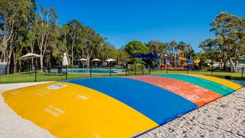 Zona de juegos infantil al aire libre