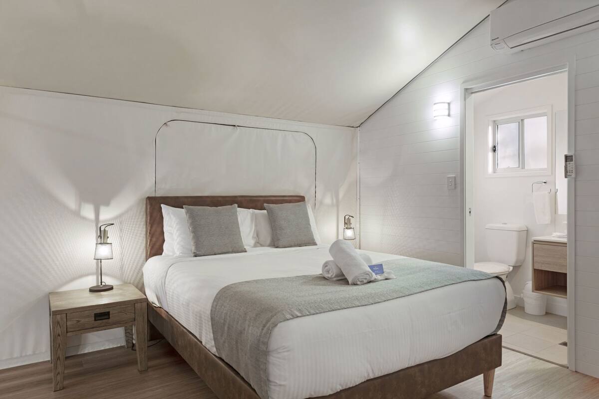 Decoración personalizada, muebles diferentes y ropa de cama