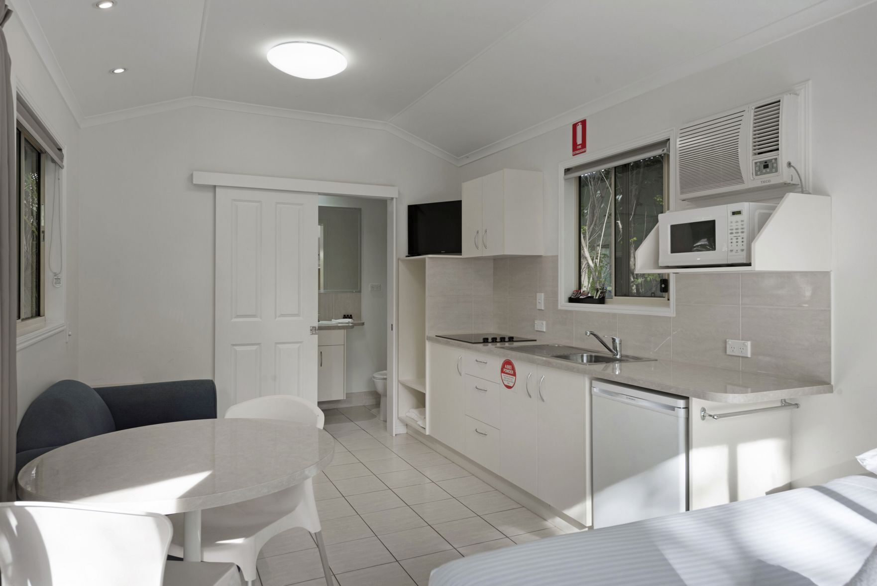 Private kitchen | Electric kettle, dining tables