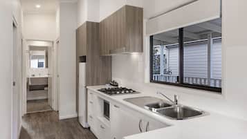 Cabana superior, 2 quartos | Cozinha privada | Chaleira elétrica, mesas de jantar