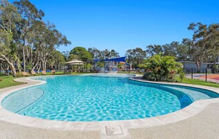 2 outdoor pools, pool loungers