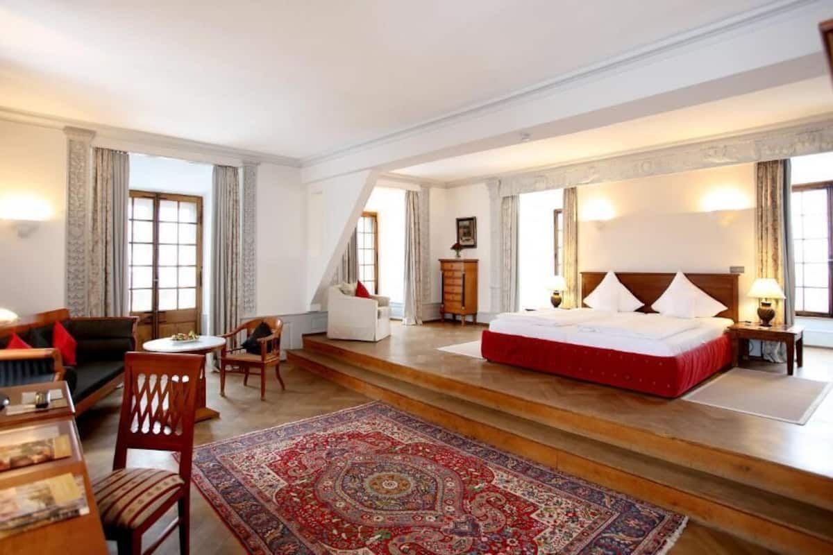 select comfort beds, minibar, in-room safe, individually decorated