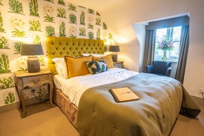 Desk, iron/ironing board, free WiFi, bed sheets - The Swan Inn (Godalming)