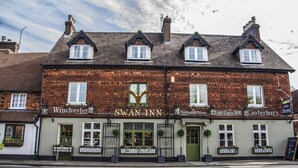 Front of property - The Swan Inn (Godalming)