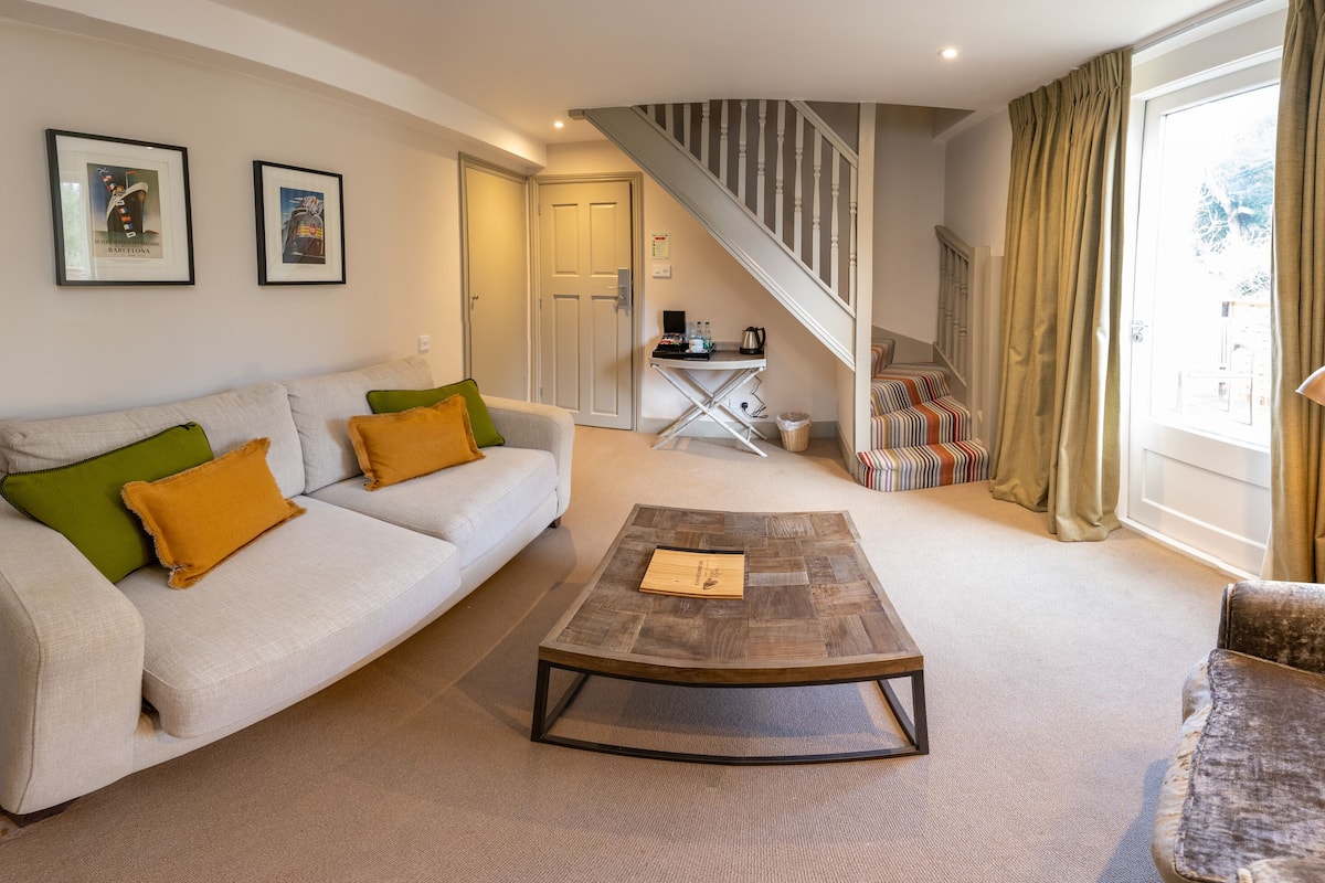 Family Room | Desk, iron/ironing board (on request), WiFi (free), bed sheets