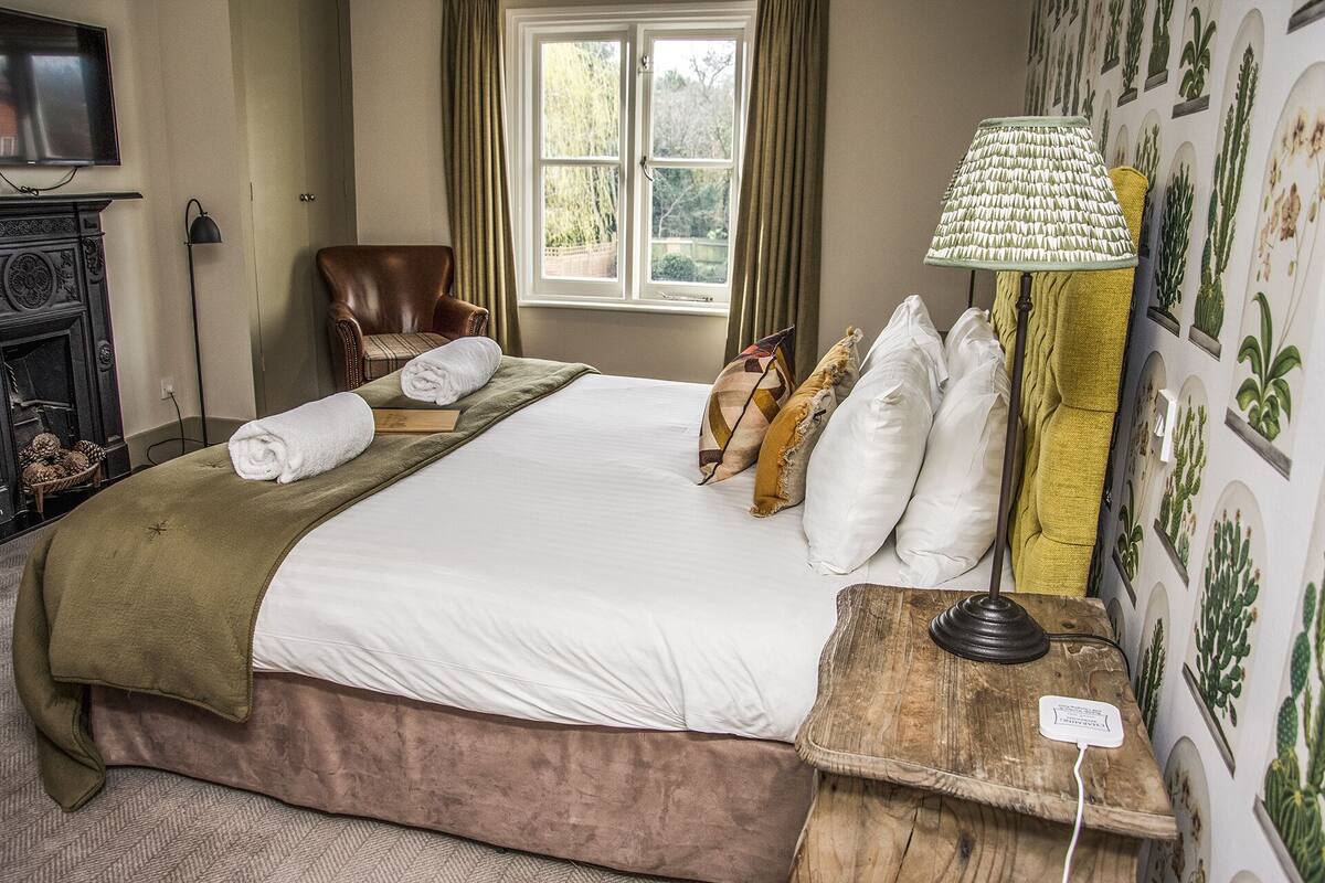 Desk, iron/ironing board (on request), WiFi (free), bed sheets
