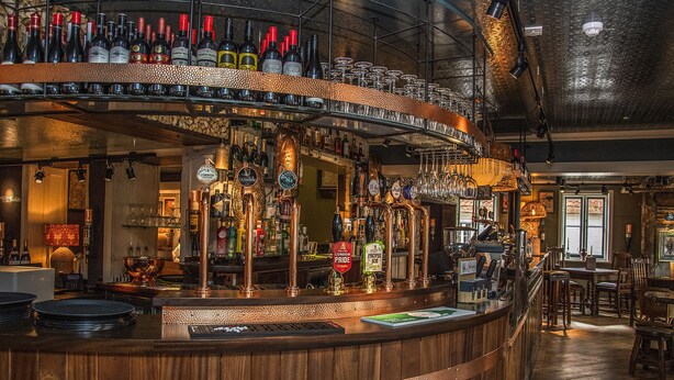 Bar (on property) - The Swan Inn (Godalming)