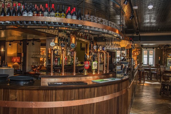 Bar (on property) - The Swan Inn (Godalming)