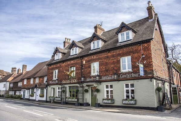 Front of property - The Swan Inn (Godalming)