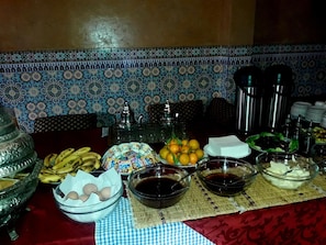 2 restaurants servant le petit déjeuner, le déjeuner et le dîner