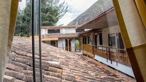 Un edificio tradicional con techo de tejas y balcón de madera.