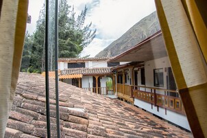 Un edificio tradicional con techo de tejas y balcón de madera.
