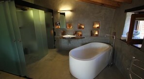 Junior Suite, 1 King Bed | Bathroom | Free toiletries, hair dryer, bathrobes, slippers - Can Cuch Hotel - Restaurante (Canoves)